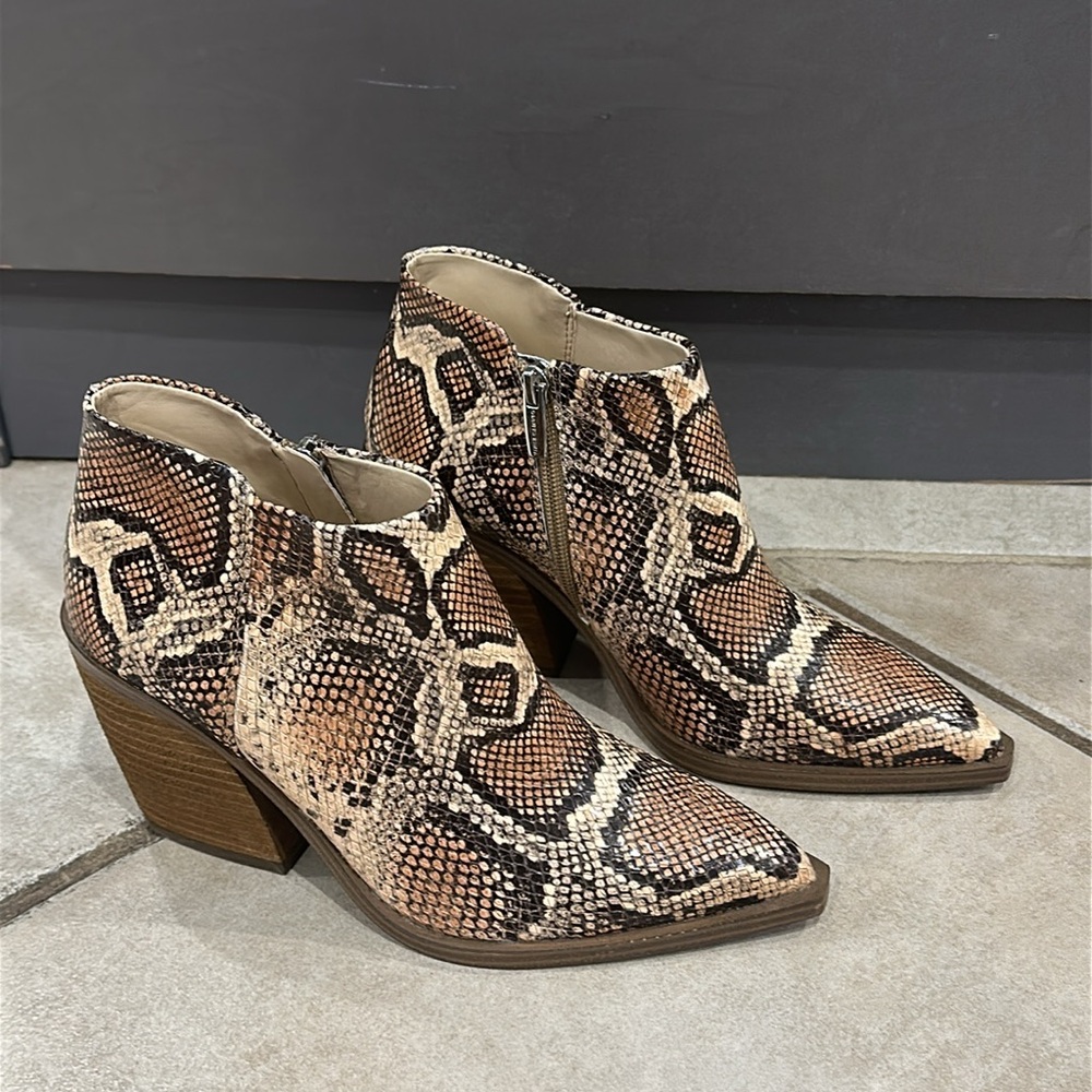 Vince Camuto Geeanne Spiced Sand Snake Bootie Size 7.5